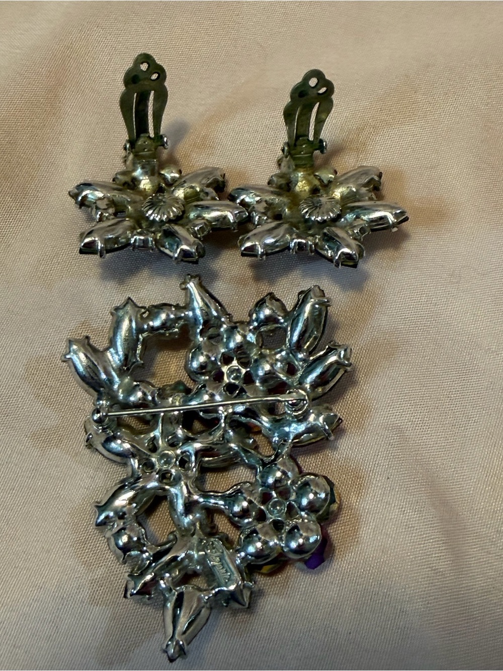 Vintage signed Schiaparelli Rhinestone Brooch and matching Clip On Earrings. - Picture 6 of 6